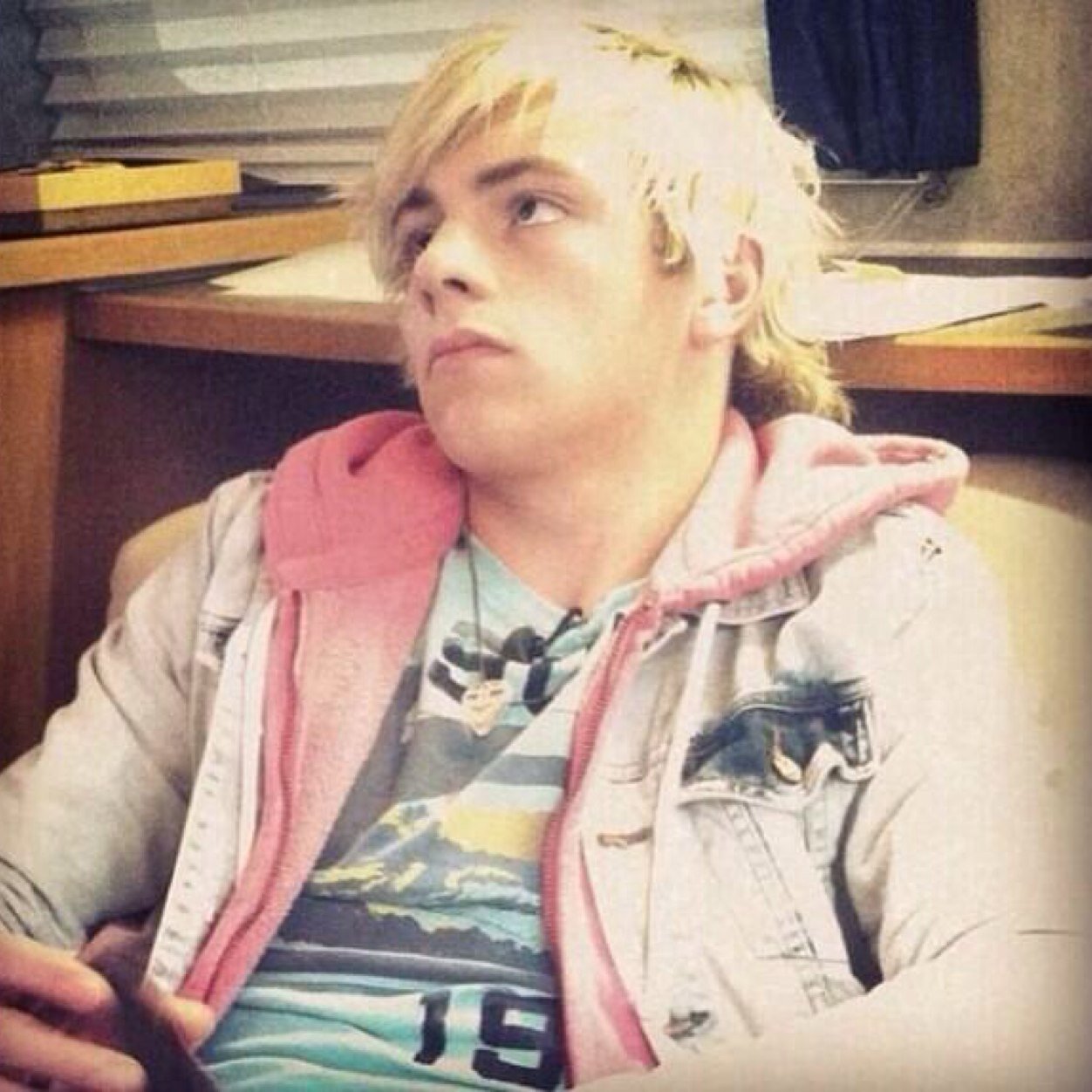Hey Tewtter poeple, My Name is Ross Lynch, I'M in a band called R5, my Mom @MeanjadeWest, I Go to Hollywood Arts, #Enaged to @AllyMDawson14