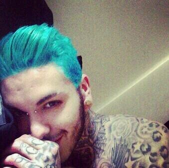 What do you normally put here? Hey my name is Jeremy but you know me as Jayy. Single. Gay.