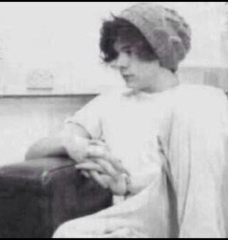 take one second and follow @stardustharry_ bc she gave you this follow//ily. @stardustharry_