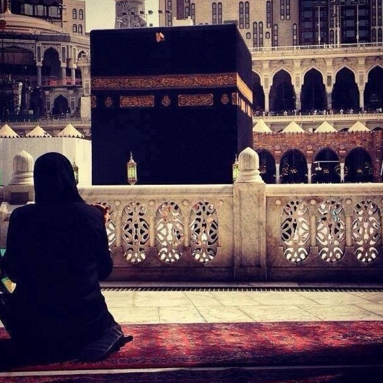 Plus on connaît Allah, plus on Le craint, plus on cherche à L'adorer, et plus on s'éloigne de Sa désobéissance [ Ibn Al-Qayyim ]