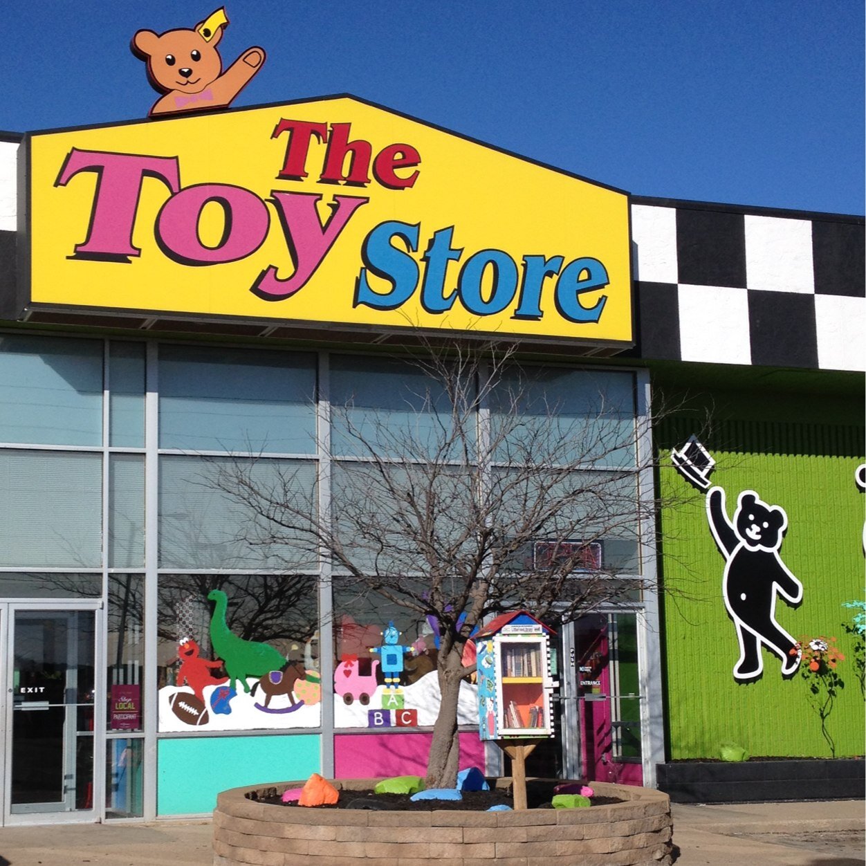 Inspiring creativity and individual thinking through play and reading for over 40 years! Follow our sister store @toystorelaw.