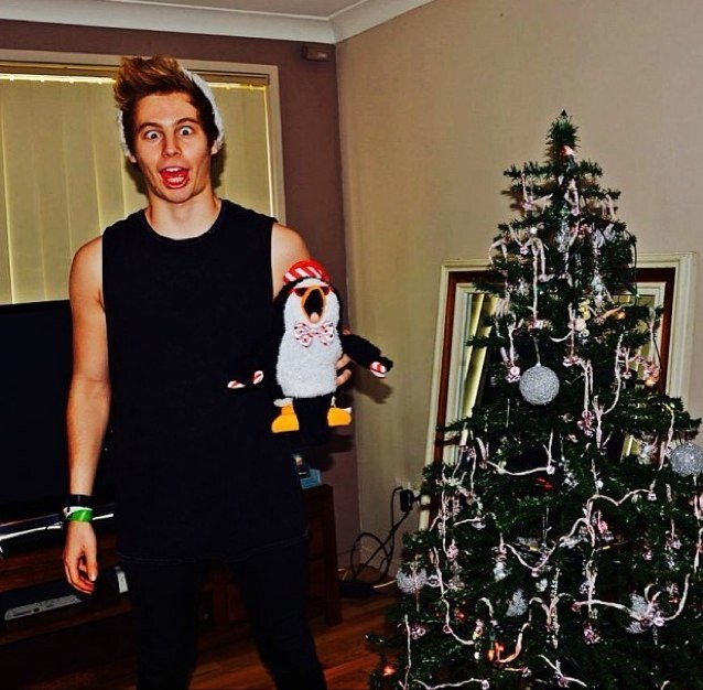 123LukeFollowMe's profile picture. 5 Seconds Of Summer | One Direction | Selena Gomez  |   @Luke5SOS please follow me