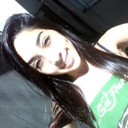 Chata, irritante, carente, brava, bobinha , ignorante, meiga,sincera, feliz, verdadeira, eletrica, Libriana 16 anos .. quer saber mais? vem me conhecer (:
