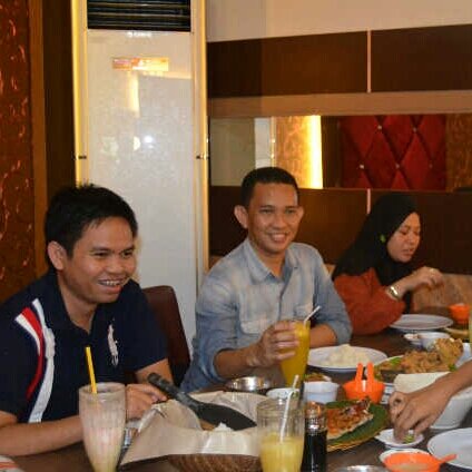 Pedagang ● Fekon Unhas 05 ●