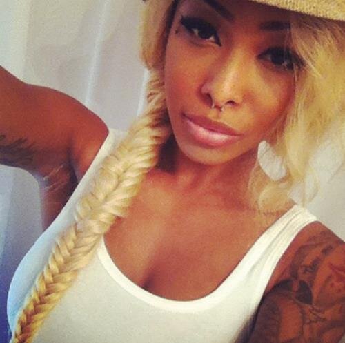 I wanna wrap you up, wanna kiss your lips.