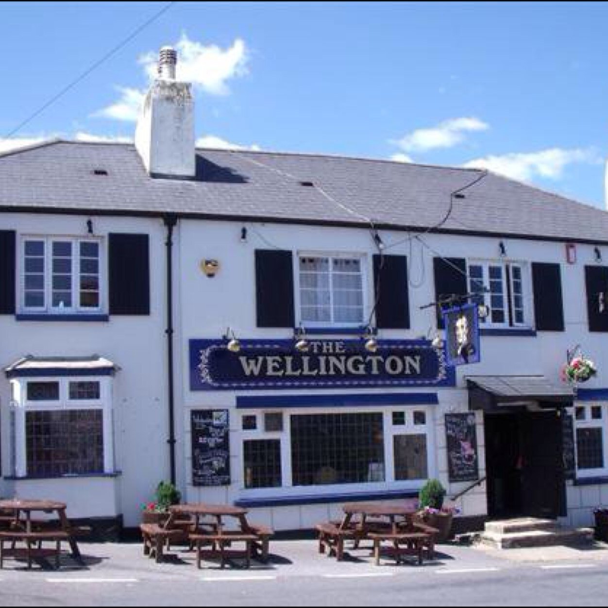 Wellington ipplepen, forestreet TQ12 5TH
Food served 12-2 6:30-9 daily! 
Please ring to book on: 01803 814342.
Family run village pub. Lovely Sunday carvery!