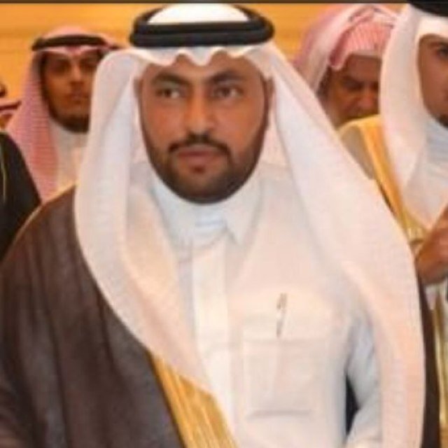 رجل ليامنك نخيته رجل له دم يفور يقضي لزومك والكبود الظاميات يبلها ورجل ليامنك نخيته كن في عظمه كسور من ضعف باسة مابقى غير الدموع يهلها ( ابوبدر )