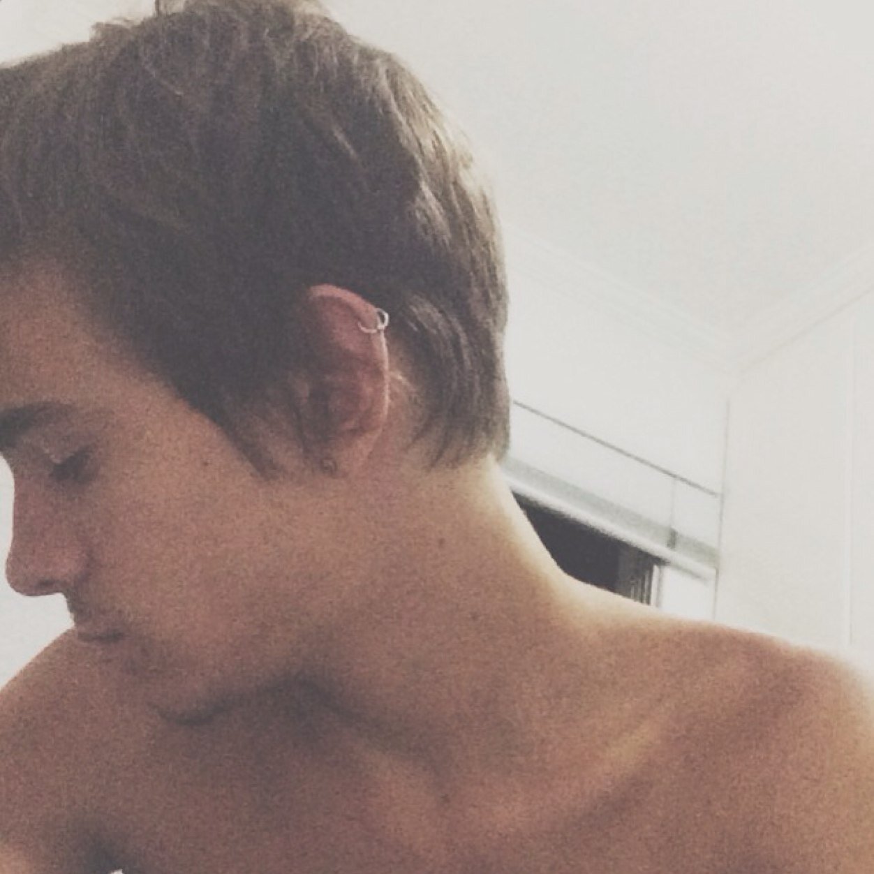 Teen Idle.                                                        insta: paulosf_                                    snap: paulotesnsn