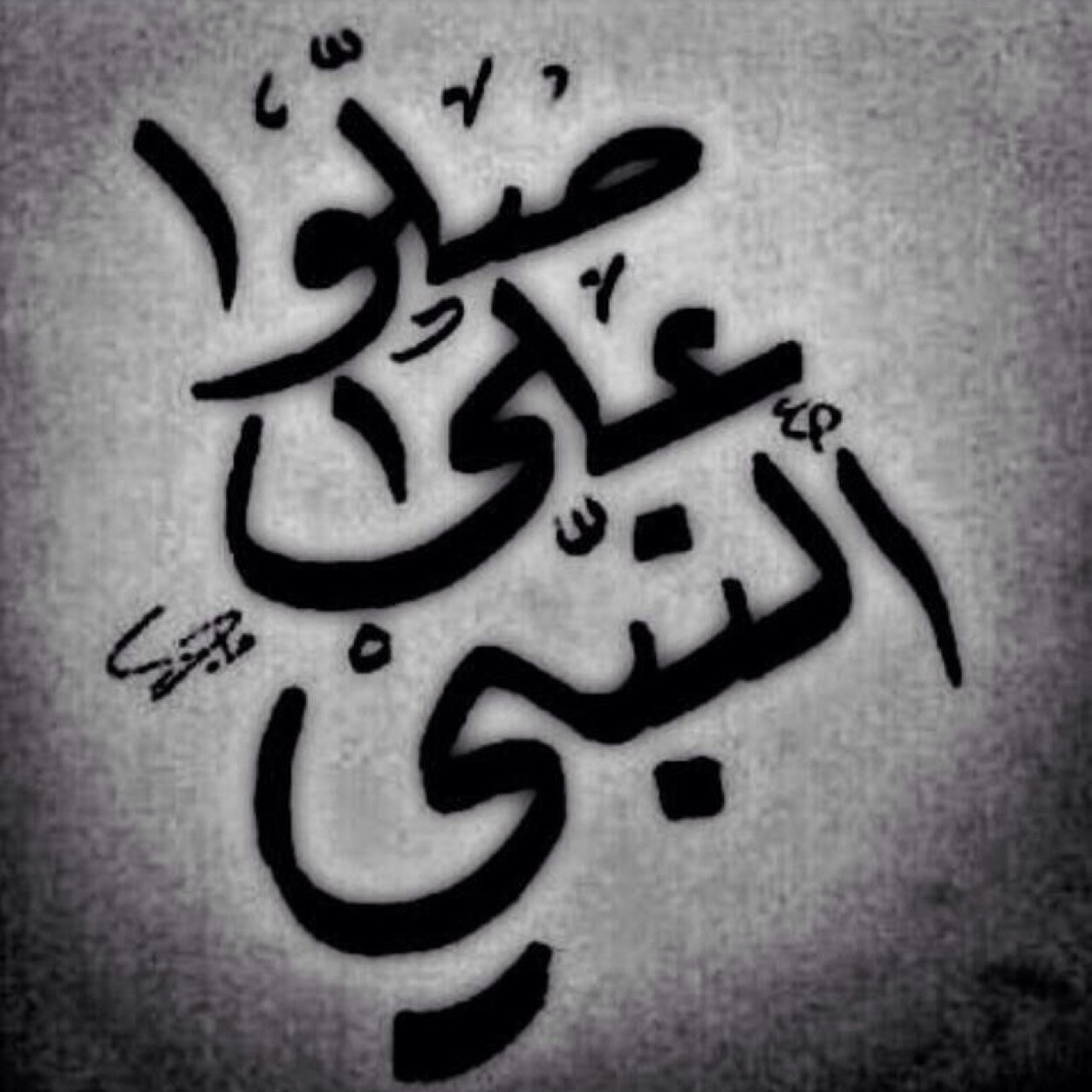 لا اضع لاحد قدر في قلبي فالكل يضع قدره باسلوبه وفعله .. ومن يحترمني اجعل مقامه على راسي :...