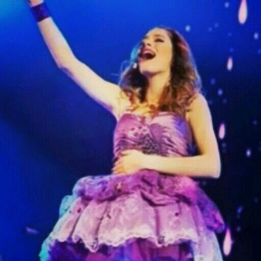 tini me mando saludos en su twitcam  :)♥♥♥♥