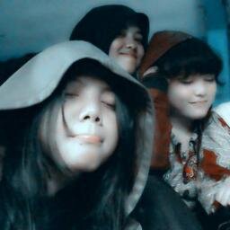 Buat orang lain tersenyum itu cukup bahagia :-)