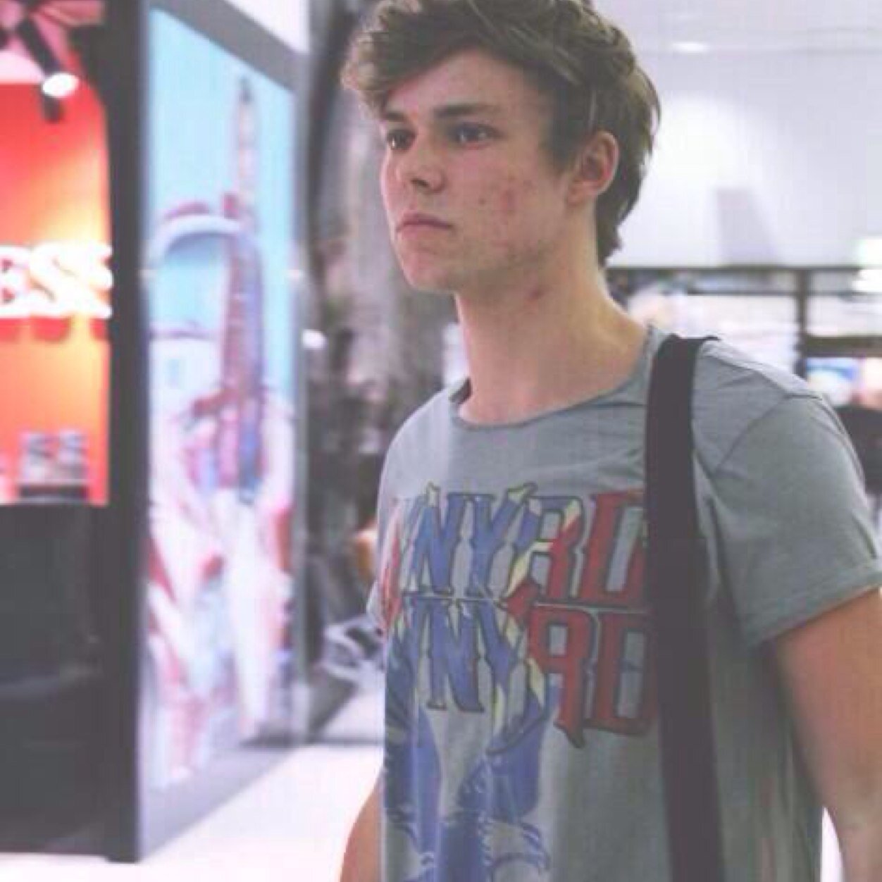 Hi, i love you please dont follow me follow @nouisxstars