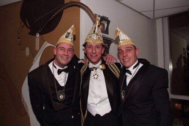 Dizze Vastelaovend zette weej de klaen letterkes an de kant
en laote mit ollie de Sterre straole aover t Pielhazeland