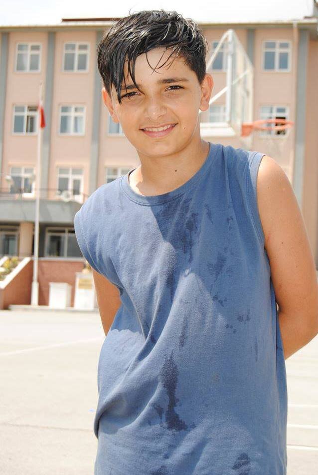 futbol manyağı,nazik,sevimli :P bu çocuğun gülüşleri var her acıya eyvallah diyen