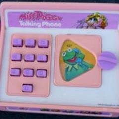 Conversations between muppets and staff in an unknown phone shop.