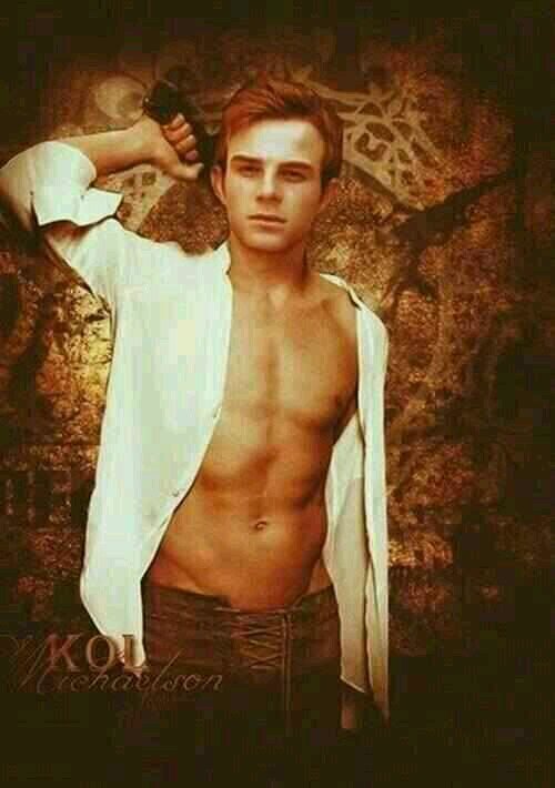 i was walking saw this girl met her fell hard Engaged to @junelolita my soulmate rp 21+