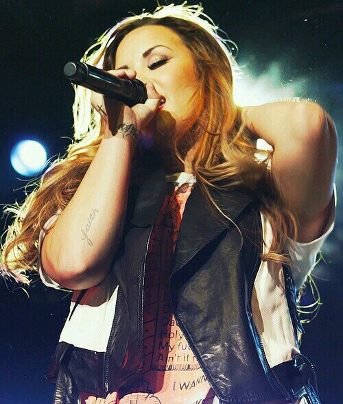 TE DEI UM FOLLOW GRATIS, AGORA SIGA A @l0vemedemi ELA SEGUE DE VOLTA, OBRIGADA!!