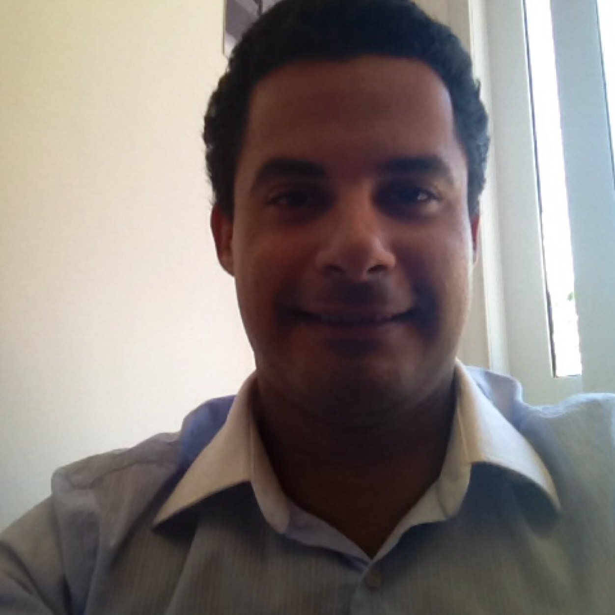 Gerente de vendas na Cyrela Brazil Realty de Curitiba, uma filhota maravilhosa, Giulia e noivo de Gina Plombon. Formado em Ciências Econômicas pela UFPR.