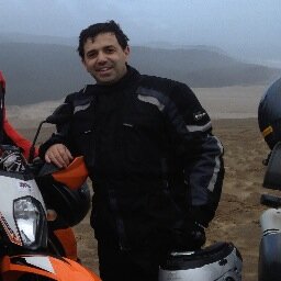 Orgulloso padre de tres, penquista de corazón(fanático del Leon de Collao) y Santiaguino por el momento, fanático de las motos y el buen vino.