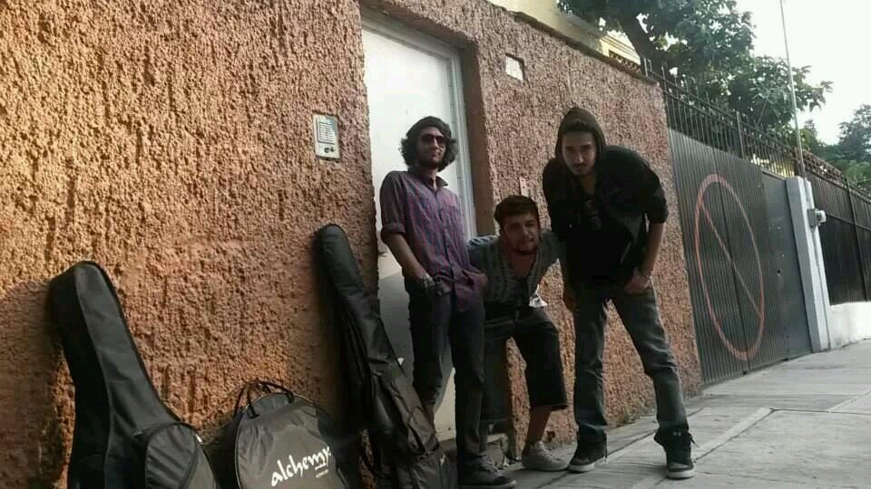 Banda de rock zapopana/tapatia integrada por Fede Morones (bateria/coros) Maka Pantoja (guitarra/bajo/voz) Daniel Macias (guitarra/bajo/voz)