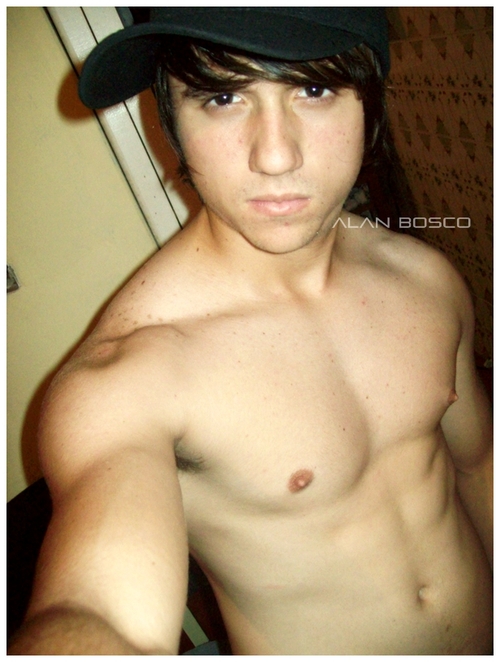 Pode se falar q sou um cara um pouco piqueno porem grande em Amizades. sou o tal do AlanziinhoxP .'