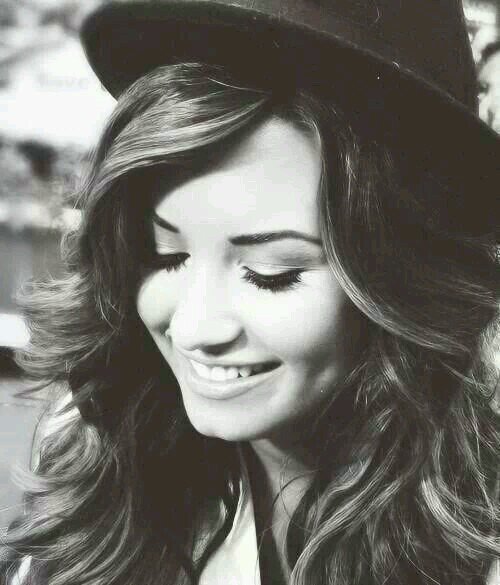 Nunca se envergonhe dos seus sentimentos. Você tem o direito de sentir qualquer emoção que você quiser e de fazer o que te deixa feliz-Demi Lovato