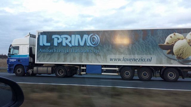 Enthousiaste ondernemer Richard Moons, die met een team van 17 collega's werken in het ijs,7 dagen van 10.00 tot 22,00 Tegenover hotel  West-Ende aan het Kanaal