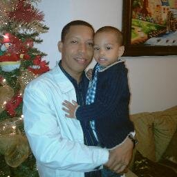 Vivo muy feliz con mi familia, en especial con mi hijo Michael Oviedo, Lic. en Derecho, Alguacil.