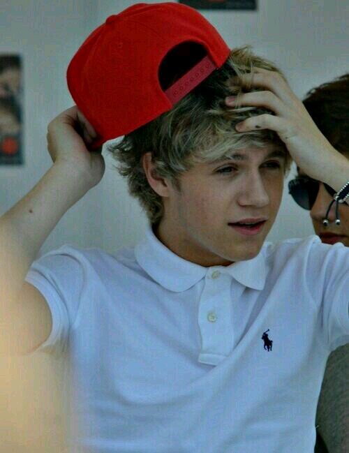 Can you please follow @LovingMyNialler and not this acc? :)