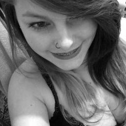 Menina doce com um sorriso sincero