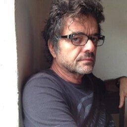 produtor,diretor,roteirista,desenvolvendo filmes para a TV e cinema.Amante da natureza e ecologista.Tem 3 filhos: Pedro 34 Thiago 29 e Tom 3anos