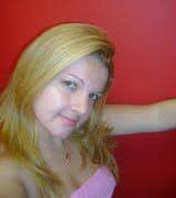 Mulher com jeito de menina... um pouco doce um pouco ácida.... feliz sempre feliz....