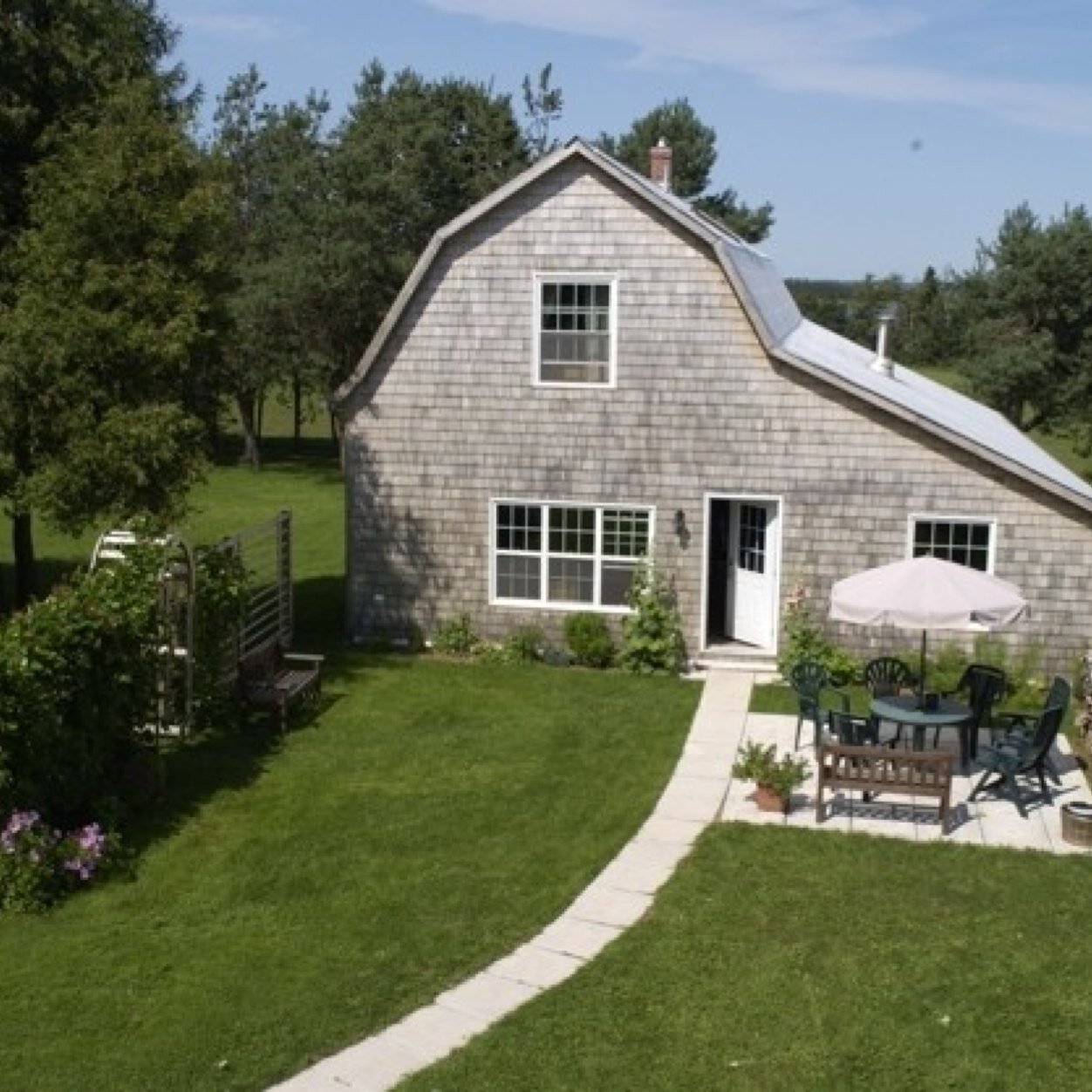 Beautiful 4 Bedroom renovated barn close to Charlottetown, golf and beaches. On a 3.5 acre estate lot. Country living 5 mins from downtown Charlottetown.