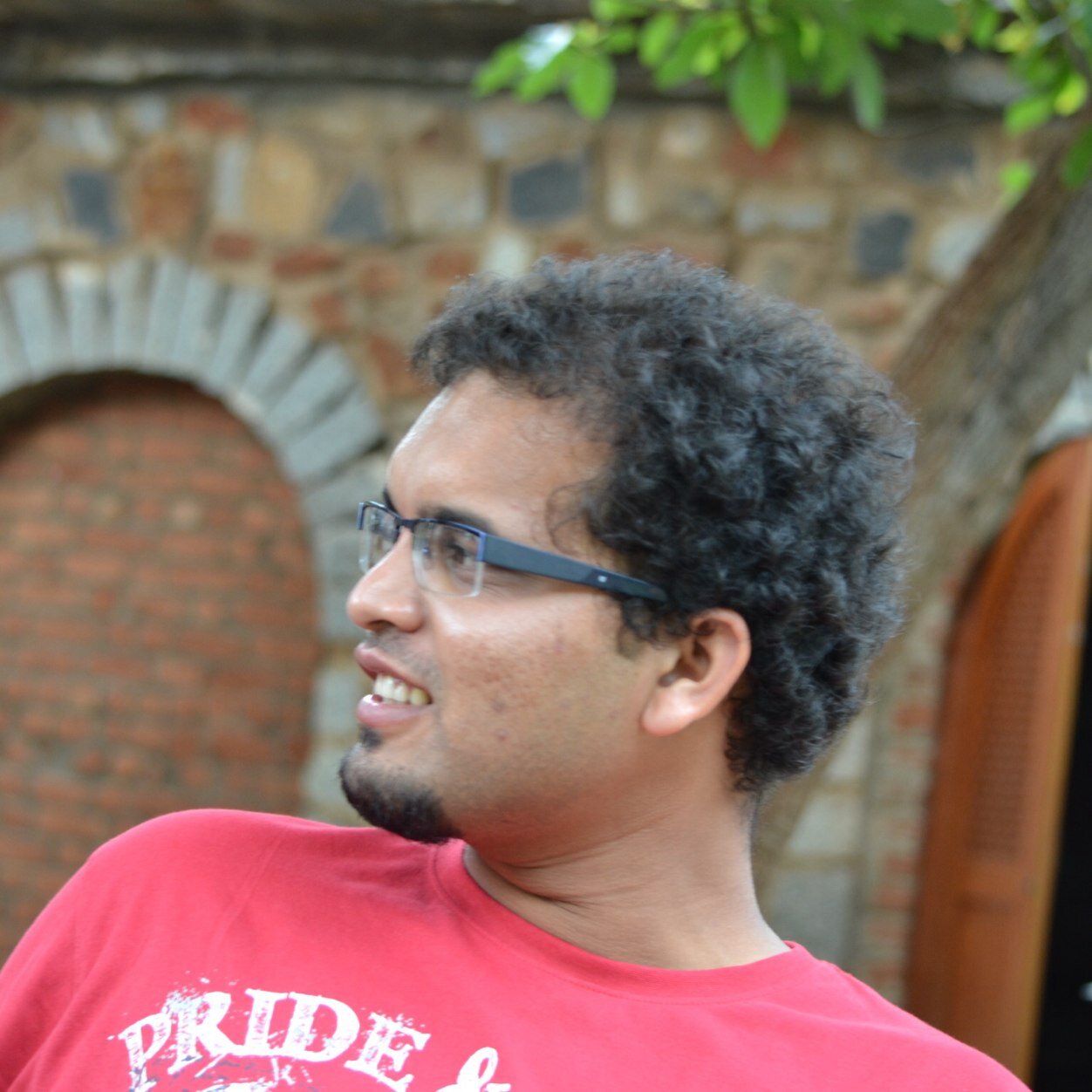 Mechanical engineer by choice 
Photographer by hobby
Foodie by passion 
Aiming for Megaliving........