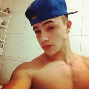 @1uma_suicida @caiio_salles @carolyn_salles @lolapyanovisck minhas princesas e meu brother..