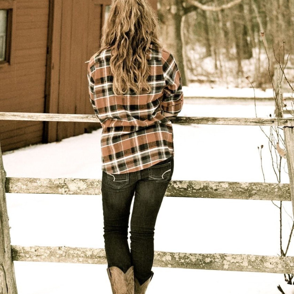 Northern girl, smalltown raised, 21, blonde, furbabies galore. ig: sydneyyball