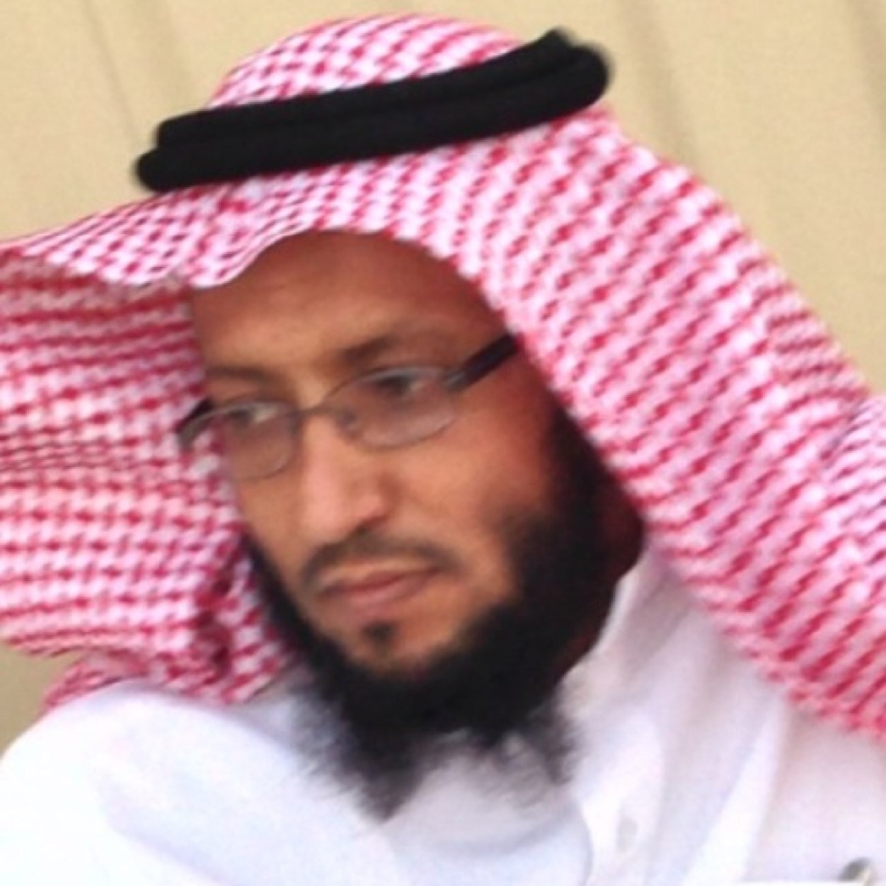 ‏من قولي : 
*قَدْ جاوز القوم هامات السحاب ولم 

          *** نبرح نراوح في دوامة الجدل*