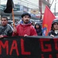 soy asi nomas simple, no quiero adaptarme a este sistema pero me aprovecho de el... amo la musica, revolucionario, me encanta la lutheria