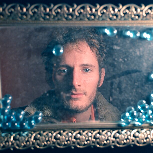 Berlin-based singer-songwriter for people who like to resonate.