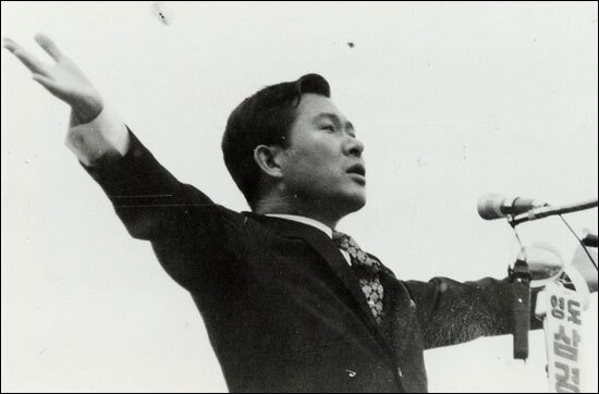 self_vs's profile picture. 자유가 들꽃처럼 만발하고, 
정의가 강물처럼 흐르고, 통일에의 꿈이 무지개처럼 
솟아오르는 나라를 꿈꾸고 실천했던 행동하는양심- 김대중 대통령