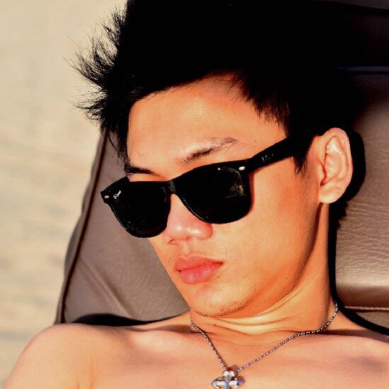 Hei i'm using Tweeter now, please follow me @bobb_ray !!