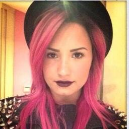 até ia fazer uma bio. mas a @ddlovato mandou voltar pra cama...