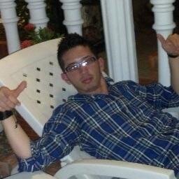 hombre lleno de sentimiento y de un futuro a lograr con la ayda de DIOS Y mi  familia