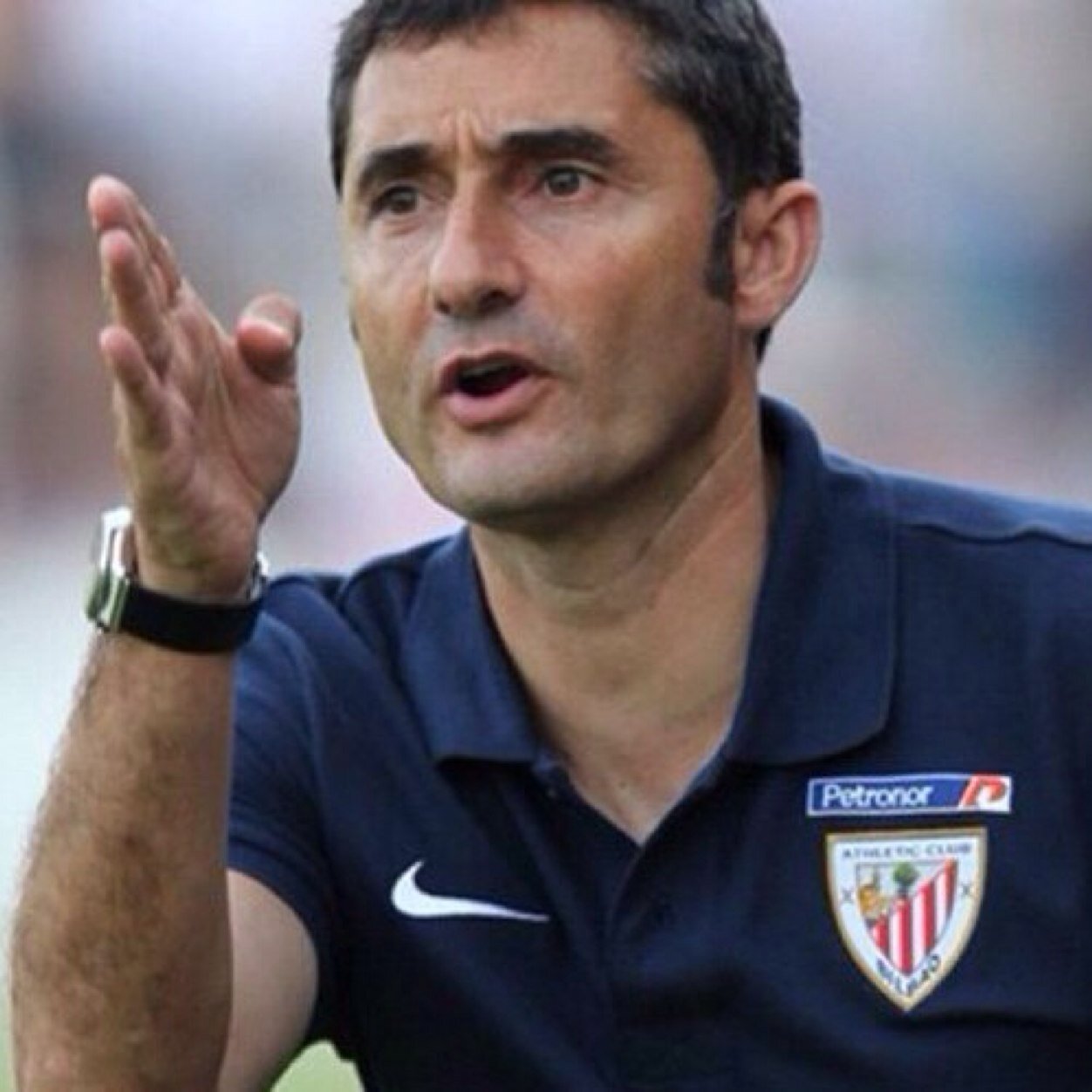 Entrenador-conciliador del Athletic Club, amante del toque y la posesión. Vuelvo a Bilbao para sacar la Gabarra. Parodia seria y realista, que no de la Real.