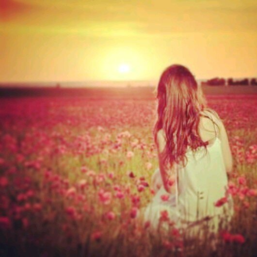 Cierro los ojos para imaginar que estas conmigo en la distancia, que tus manos me acarician suave, que me regalas tu dulzura en un segundo de amor, que me amas.
