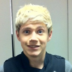 seilorz's profile picture. quero a selena e a taylor de pernas abertas na minha cama