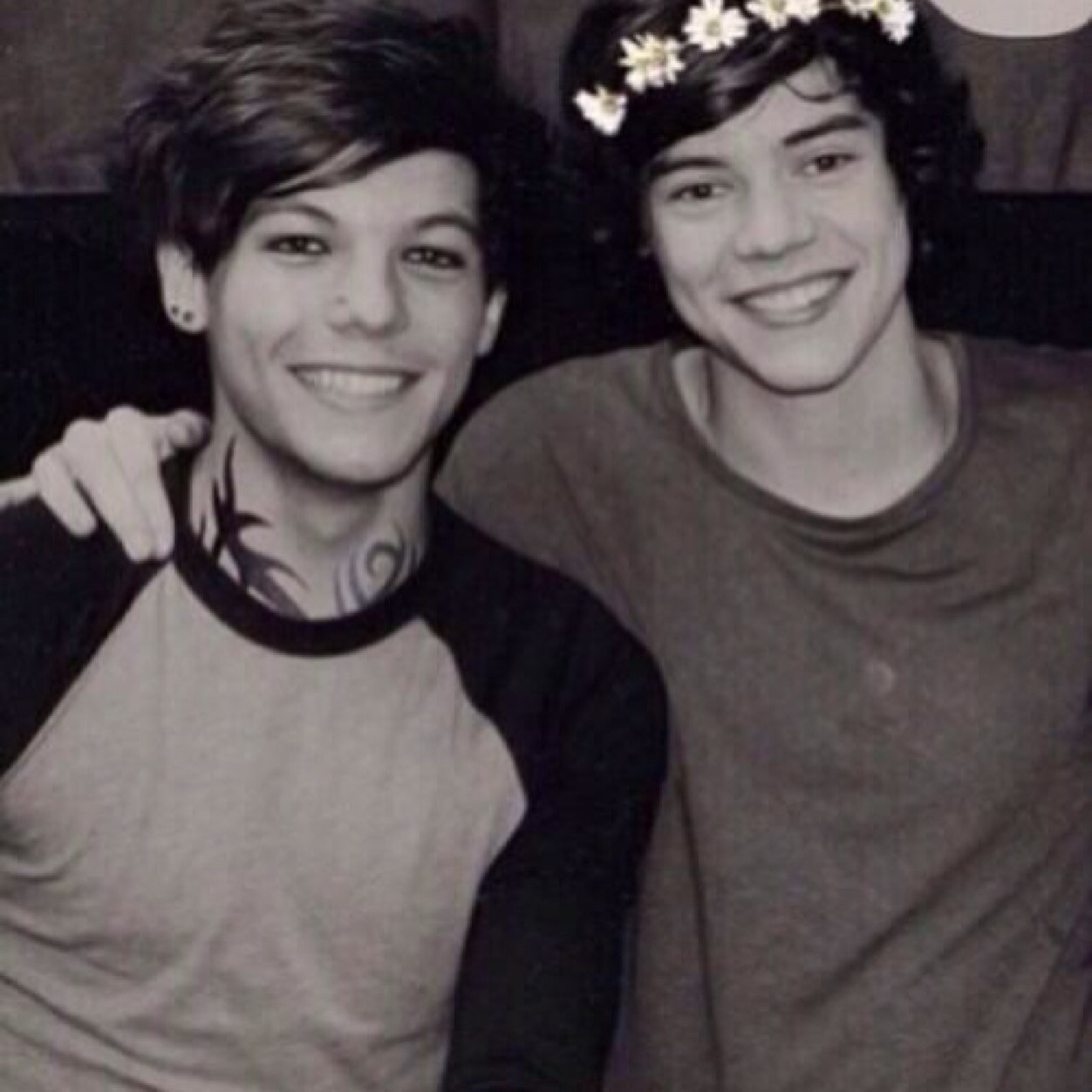 Follow @LarryStylinsass please? :3