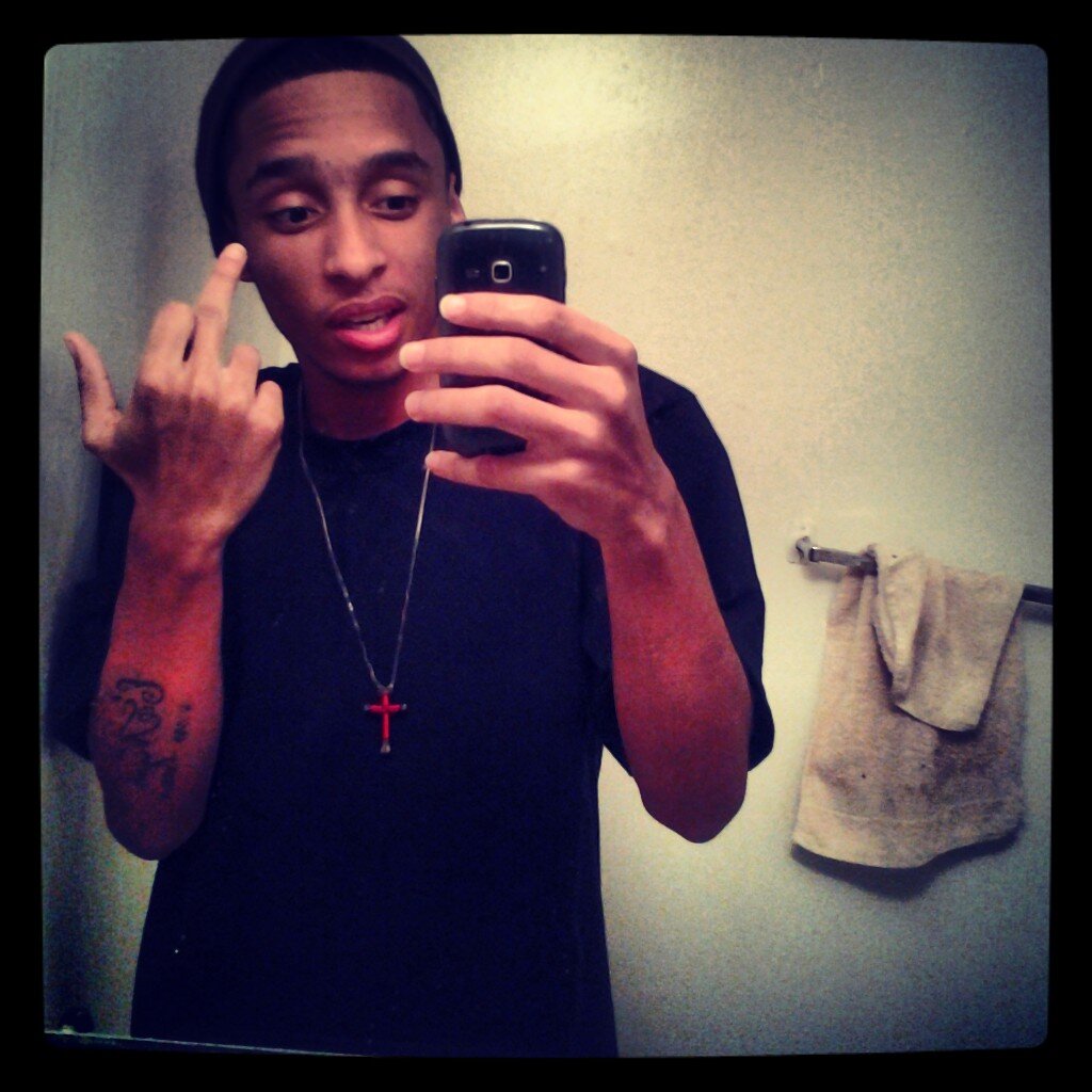 While your here been nosie follow me , in know somethin i Real nigga with a fam in wife on my grind niggas still buming im chilling make money in smoking kush
