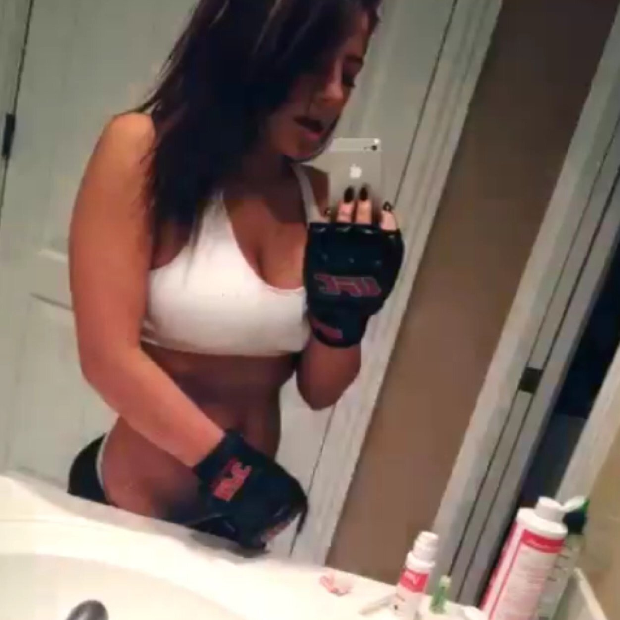 dearestfake's profile picture. 18 years young, stoner. ✌️