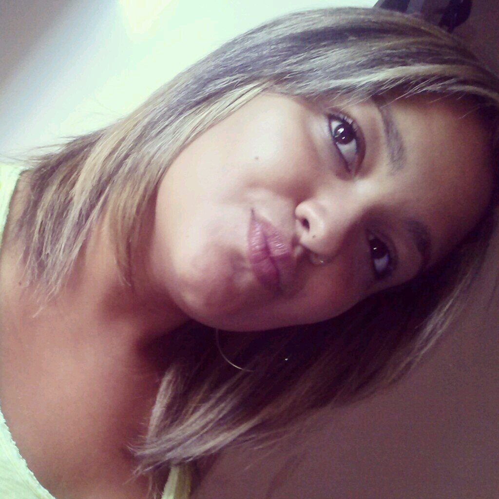 Eu sou assim : complicada & perfeitinha, uma menina comprometida, qe nunca deixou de sonhar . Comigo é assim, eu faso as regras e vooc joga meu jogo (FikáDica).